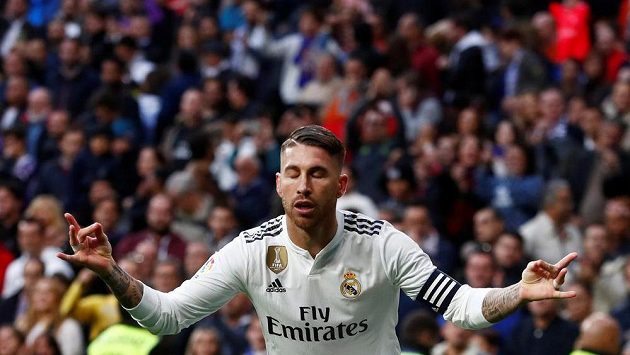 Je to tam! Sergio Ramos slaví po proměněné penaltě. Je to tam! Sergio Ramos slaví po proměněné penaltě.