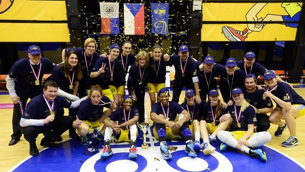 Hráčky USK s pohárem pro vítězky basketbalové ligy žen. Hráčky USK s pohárem pro vítězky basketbalové ligy žen.