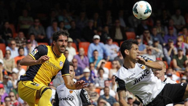 Raúl Garcia (vlevo), autor jediného gólu Atlétika v zápase s Valencií. Vpravo Ricardo Costa. Raúl Garcia (vlevo), autor jediného gólu Atlétika v zápase s Valencií. Vpravo Ricardo Costa.