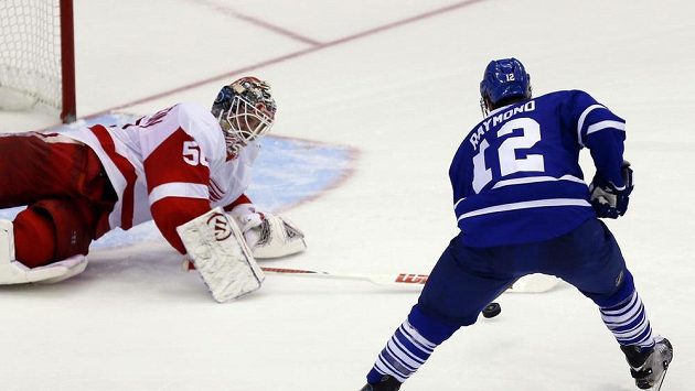 Brankář Gustavsson zasahuje proti Raymondovi z Toronta. Brankář Gustavsson zasahuje proti Raymondovi z Toronta.