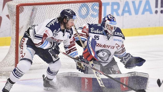 Zleva Peter Trška z Vítkovic a brankář Miroslav Svoboda z Vítkovic. Zleva Peter Trška z Vítkovic a brankář Miroslav Svoboda z Vítkovic.