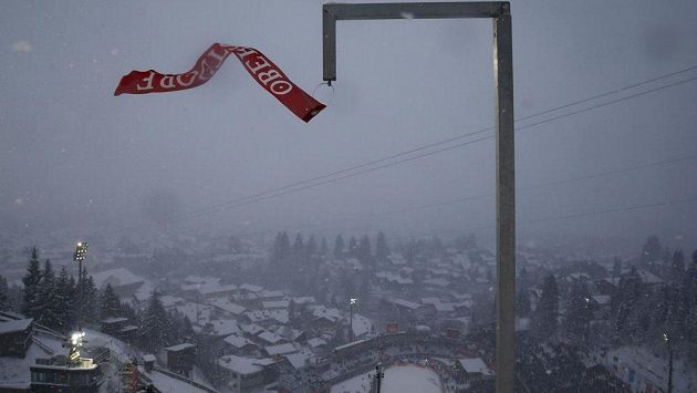 V Oberstdorfu se kvůli silnému větru v neděli neskákalo. V Oberstdorfu se kvůli silnému větru v neděli neskákalo.