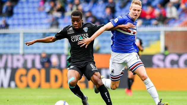 Fotbalista Empoli Hamed Traore (vlevo) v souboji s Jakubem Janktem ze Sampdorie v utkání italské ligy. Fotbalista Empoli Hamed Traore (vlevo) v souboji s Jakubem Janktem ze Sampdorie v utkání italské ligy.