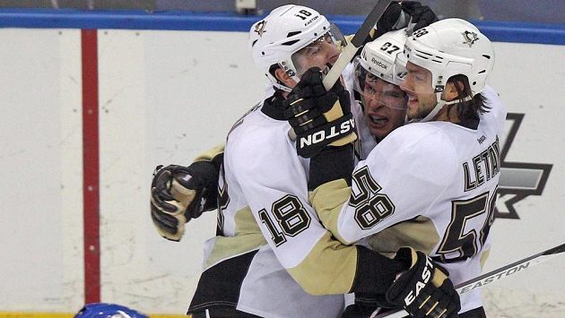 Hokejisté Pittsburghu Sidney Crosby (uprostřed), James Neal (18) a obránce Kris Letang (58) slaví gól do sítě New Yorku Islanders. Hokejisté Pittsburghu Sidney Crosby (uprostřed), James Neal (18) a obránce Kris Letang (58) slaví gól do sítě New Yorku Islanders.