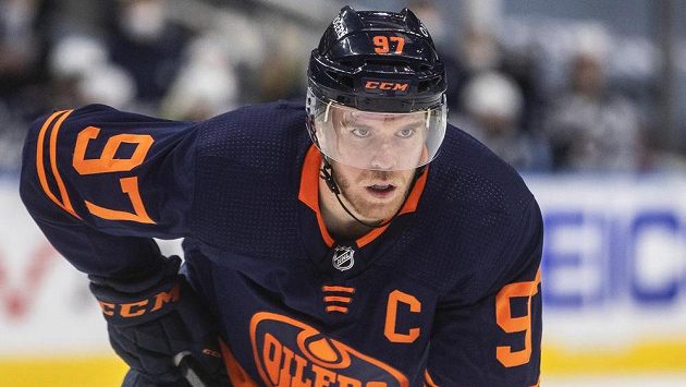 Hokejový útočník Connor McDavid získal podruhé v kariéře Hart Memorial Trophy pro nejužitečnějšího hráče NHL. Hokejový útočník Connor McDavid získal podruhé v kariéře Hart Memorial Trophy pro nejužitečnějšího hráče NHL.