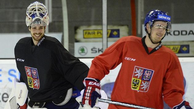 Brankář Alexander Salák a útočník Roman Červenka (vpravo) na tréninku české hokejové reprezentace. Brankář Alexander Salák a útočník Roman Červenka (vpravo) na tréninku české hokejové reprezentace.