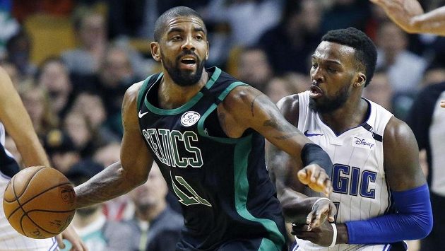Kyrie Irving (vlevo) z Bostonu měl v Shelvinu Mackovi z Orlanda pečlivého strážce. Kyrie Irving (vlevo) z Bostonu měl v Shelvinu Mackovi z Orlanda pečlivého strážce.