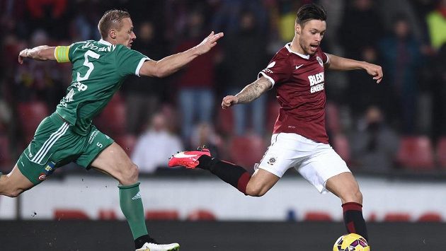 Útočník Sparty Praha Václav Kadlec (vpravo) střílí gól Příbrami. Marně se ho snaží zastavit kapitán Příbrami Tomáš Zápotočný. Útočník Sparty Praha Václav Kadlec (vpravo) střílí gól Příbrami. Marně se ho snaží zastavit kapitán Příbrami Tomáš Zápotočný.