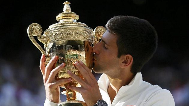 Novak Djokovič s trofejí za vítězství ve Wimbledonu. Novak Djokovič s trofejí za vítězství ve Wimbledonu.