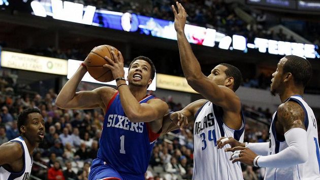 Basketbalista Philadelphie Michael Carter-Williams (vlevo) v zápase proti Dallasu. Basketbalista Philadelphie Michael Carter-Williams (vlevo) v zápase proti Dallasu.
