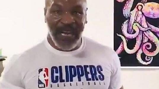 Jsem zpět, říká Mike Tyson. Jsem zpět, říká Mike Tyson.