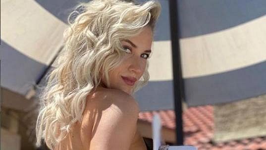 Půvabná golfistka Paige Spiranacová rozhodně ví, jak fanoušky zaujmout. Půvabná golfistka Paige Spiranacová rozhodně ví, jak fanoušky zaujmout.