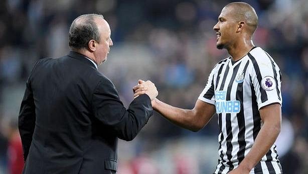 Venezuelský fotbalový reprezentant Salomón Rondón přestoupil z West Bromwiche do čínského klubu Ta-lien I-fang Venezuelský fotbalový reprezentant Salomón Rondón přestoupil z West Bromwiche do čínského klubu Ta-lien I-fang