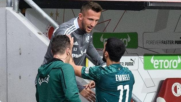 Zraněný Tomáš Pekhart a Mahir Emreli oslavují první gól Legie. Zraněný Tomáš Pekhart a Mahir Emreli oslavují první gól Legie.