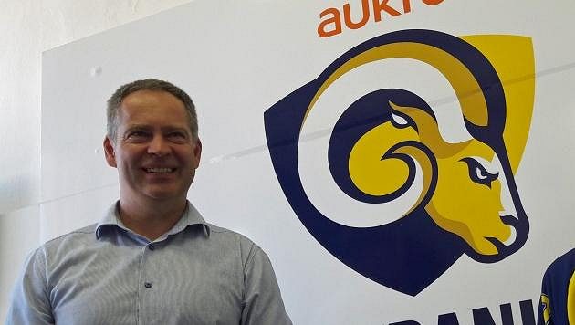 Generální manažer Martin Hosták představuje nové logo zlínských Beranů - archivní snímek. Generální manažer Martin Hosták představuje nové logo zlínských Beranů - archivní snímek.