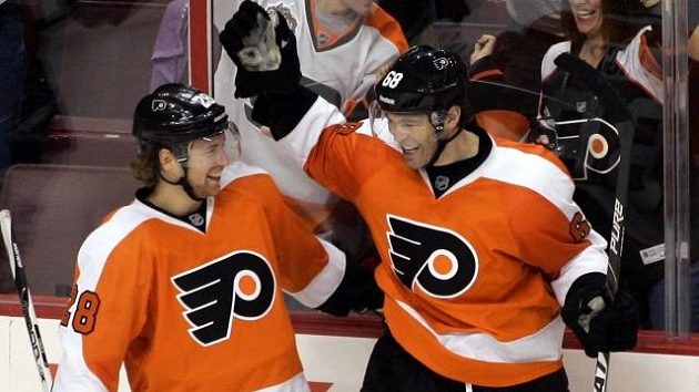 Jaromír Jágr a Claude Giroux v dresu Philadelphie. Kanadský forvard teď pobláznil Německo. Jaromír Jágr a Claude Giroux v dresu Philadelphie. Kanadský forvard teď pobláznil Německo.
