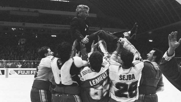 Strůjce zlatého úspěchu v roce 1985, trenér Luděk Bukač nad hlavami hráčů. V dresu Maria Lemieuxe není slavný Kanaďan, nýbrž Jiří Lála. Strůjce zlatého úspěchu v roce 1985, trenér Luděk Bukač nad hlavami hráčů. V dresu Maria Lemieuxe není slavný Kanaďan, nýbrž Jiří Lála.