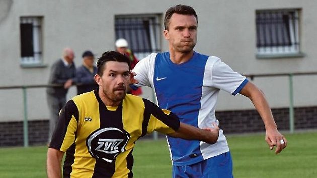 Kanonýr David Lafata (vpravo) je pro obranu soupeře velkým nebezpečím. Kanonýr David Lafata (vpravo) je pro obranu soupeře velkým nebezpečím.