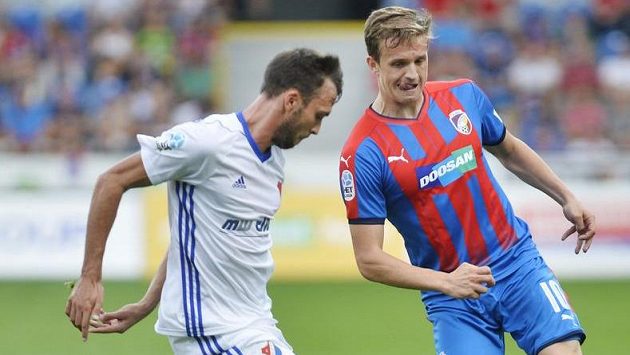 Lukáš Pazdera z Baníku Ostrava se snaží v utkání 5. kola HET ligy zabránit v rozehrávce plzeňskému Janu Kopicovi. Lukáš Pazdera z Baníku Ostrava se snaží v utkání 5. kola HET ligy zabránit v rozehrávce plzeňskému Janu Kopicovi.