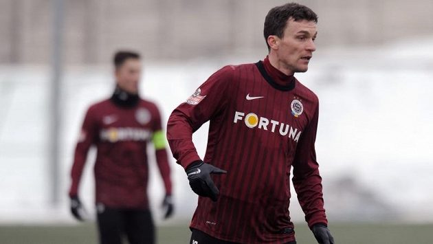 Sparťanský útočník David Lafata (vpředu) v utkání proti Banské Bystrici. Sparťanský útočník David Lafata (vpředu) v utkání proti Banské Bystrici.