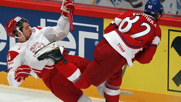 Dán Nichlas Hardt a Michal Vondrka během úvodního zápasu na světovém šampionátu. Dán Nichlas Hardt a Michal Vondrka během úvodního zápasu na světovém šampionátu.