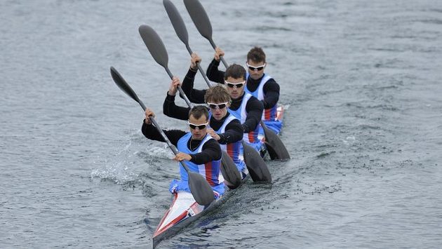Čeští kanoisté (zepředu) Daniel Havel, Lukáš Trefil, Josef Dostál a Jan Štěrba v Eton Dorney. Čeští kanoisté (zepředu) Daniel Havel, Lukáš Trefil, Josef Dostál a Jan Štěrba v Eton Dorney.