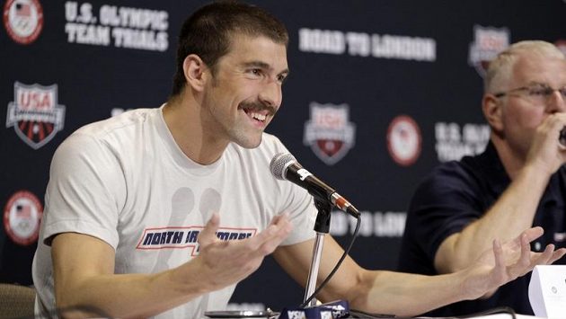 Michael Phelps mluví na tiskové konferenci při americké olympijské kvalifikaci. Michael Phelps mluví na tiskové konferenci při americké olympijské kvalifikaci.
