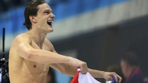 Francouzský plavec Yannick Agnel se raduje s národní vlakou po vítězství ve finále na 200m volným způsobem. Francouzský plavec Yannick Agnel se raduje s národní vlakou po vítězství ve finále na 200m volným způsobem.