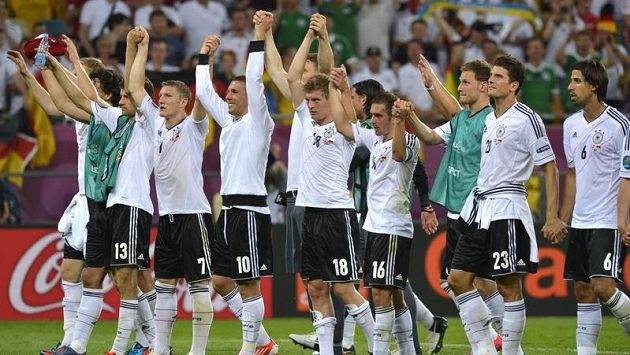 Němečtí fotbalisté oslavují postup do čtvrtfinále mistrovství Evropy. Němečtí fotbalisté oslavují postup do čtvrtfinále mistrovství Evropy.
