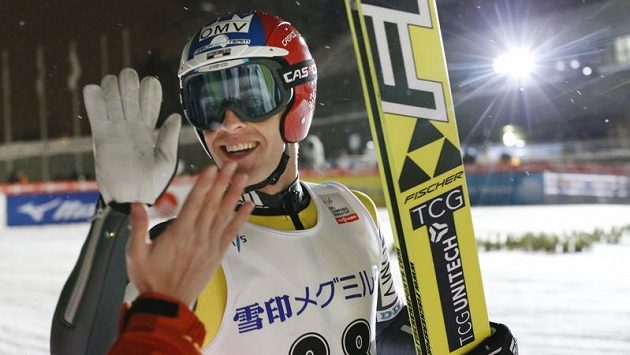 Skokan na lyžích Jan Matura oslavuje svůj triumf v japonském Sapporu. Skokan na lyžích Jan Matura oslavuje svůj triumf v japonském Sapporu.