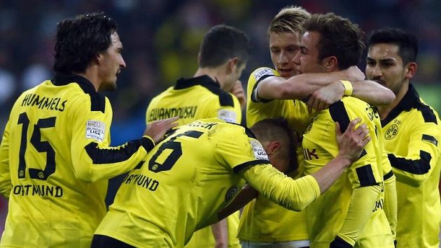 Mario Götze slaví se spoluhráči z Dortmundu gól proti Bayernu Mnichov. Mario Götze slaví se spoluhráči z Dortmundu gól proti Bayernu Mnichov.