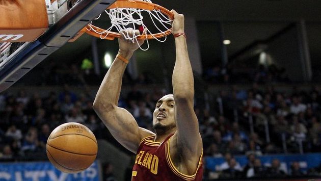 Ryan Hollins z Clevelandu dává koš v zápase proti Oklahomě. Ryan Hollins z Clevelandu dává koš v zápase proti Oklahomě.