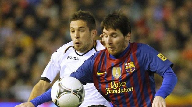 Lionel Messi z Barcelony (vpravo) a Jordi Alba z Valencie. Lionel Messi z Barcelony (vpravo) a Jordi Alba z Valencie.
