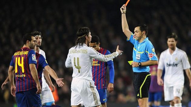 Obránce Realu Madrid Sergio Ramos dostává červenou kartu v závěru souboje s Barcelonou. Obránce Realu Madrid Sergio Ramos dostává červenou kartu v závěru souboje s Barcelonou.