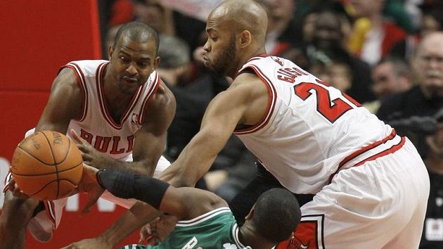Lítý boj mezi basketbalisty Chicaga Johnem Lucasem (vlevo) a Tajem Gibsonem s Rajonem Rondem z Bostonu. Lítý boj mezi basketbalisty Chicaga Johnem Lucasem (vlevo) a Tajem Gibsonem s Rajonem Rondem z Bostonu.