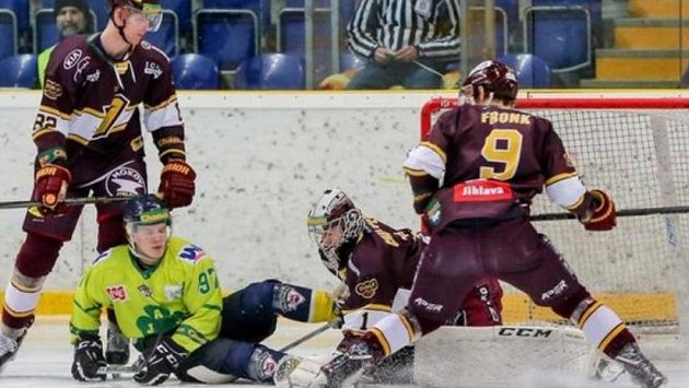 Hokejový Slovan Ústí nad Labem přišel kvůli pandemii koronaviru o významného nového sponzora a vedení klubu zvažuje, že se přesune z první do druhé ligy. Hokejový Slovan Ústí nad Labem přišel kvůli pandemii koronaviru o významného nového sponzora a vedení klubu zvažuje, že se přesune z první do druhé ligy.