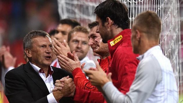 Trenér Slavie Miroslav Beránek gratuluje brankáři Hrubešovi k vynikajícímu výkonu v utkání proti Plzni. Trenér Slavie Miroslav Beránek gratuluje brankáři Hrubešovi k vynikajícímu výkonu v utkání proti Plzni.