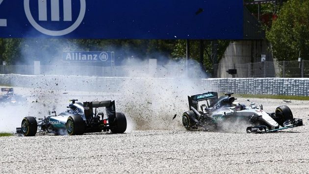 Nehoda dvou mercedesů Nica Rosberga a Lewise Hamiltona v Barceloně. Nehoda dvou mercedesů Nica Rosberga a Lewise Hamiltona v Barceloně.