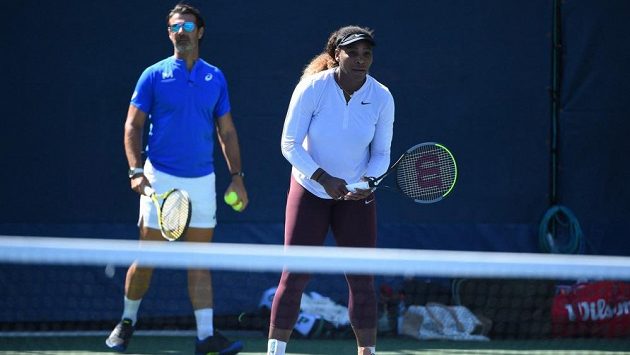 Serena Williamsová a Patrick Mouratoglou při tréninku. Serena Williamsová a Patrick Mouratoglou při tréninku.