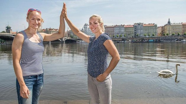 Skifařky Lenka Antošová (vlevo) a Kristýna Fleissnerová před nadcházejícim ME ve veslování v Račicích. Skifařky Lenka Antošová (vlevo) a Kristýna Fleissnerová před nadcházejícim ME ve veslování v Račicích.
