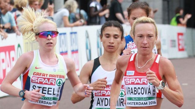 Běžkyně Eva Vrabcová-Nývltová během půlmaratonu na ME v Amsterdamu. Běžkyně Eva Vrabcová-Nývltová během půlmaratonu na ME v Amsterdamu.