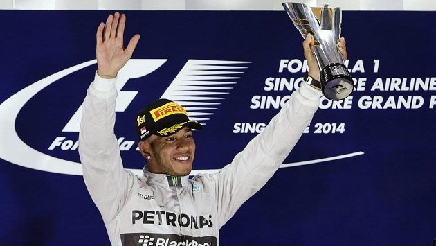 Lewis Hamilton s trofejí po triumfu ve Velké ceně Singapuru. Lewis Hamilton s trofejí po triumfu ve Velké ceně Singapuru.