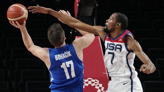 Jaromír Bohačík (vlevo) v souboji s Kevinem Durantem na olympijských hrách v Tokiu Jaromír Bohačík (vlevo) v souboji s Kevinem Durantem na olympijských hrách v Tokiu