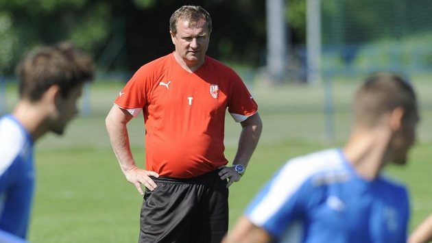 Fotbalisté Viktorie Plzeň zahájili letní přípravu. Na snímku je trenér Pavel Vrba. Fotbalisté Viktorie Plzeň zahájili letní přípravu. Na snímku je trenér Pavel Vrba.