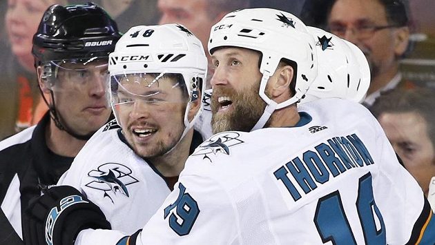 Hokejisté San Jose Sharks Tomáš Hertl (vlevo) a Joe Thornton se radují z gólu proti Calgary. Hokejisté San Jose Sharks Tomáš Hertl (vlevo) a Joe Thornton se radují z gólu proti Calgary.