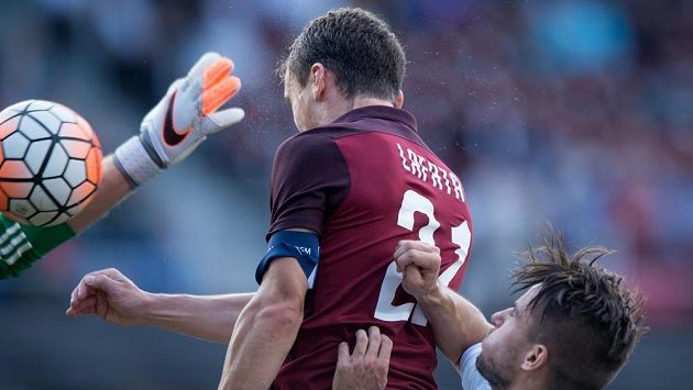 David Lafata ze Sparty Praha a jeho gólová hlavička během utkání 7. kola Synot ligy proti Olomouci. David Lafata ze Sparty Praha a jeho gólová hlavička během utkání 7. kola Synot ligy proti Olomouci.