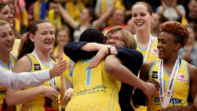 Trenérka USK Praha Natália Hejková se svými svěřenkyněmi slaví prvenství v Eurolize. Trenérka USK Praha Natália Hejková se svými svěřenkyněmi slaví prvenství v Eurolize.