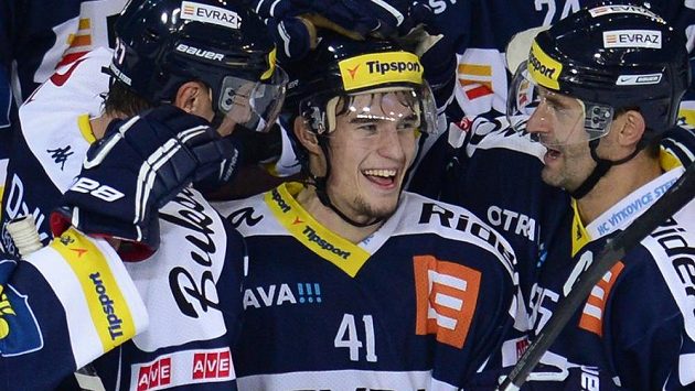 Vítkovický Petr Strapáč (uprostřed) oslavuje se spoluhráči gól na ledě Sparty. Vítkovický Petr Strapáč (uprostřed) oslavuje se spoluhráči gól na ledě Sparty.