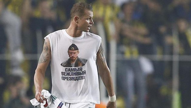 Dmitrij Tarasov z Lokomotivu Moskva po zápase na hřišti Fenerbahce Istanbul vyjádřil podporu svému prezidentovi Vladimiru Putinovi. Dmitrij Tarasov z Lokomotivu Moskva po zápase na hřišti Fenerbahce Istanbul vyjádřil podporu svému prezidentovi Vladimiru Putinovi.