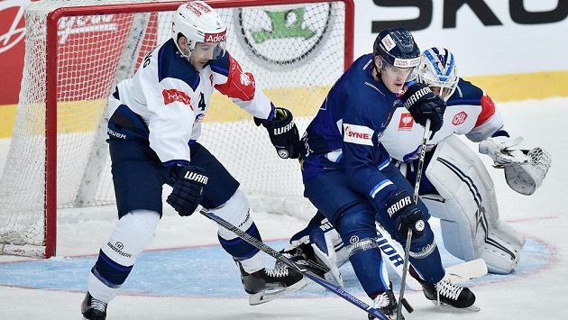 Jan Ordoš z Liberce a Patrick Geering (vlevo) a brankář Niklas Schlegel z Curychu. Jan Ordoš z Liberce a Patrick Geering (vlevo) a brankář Niklas Schlegel z Curychu.